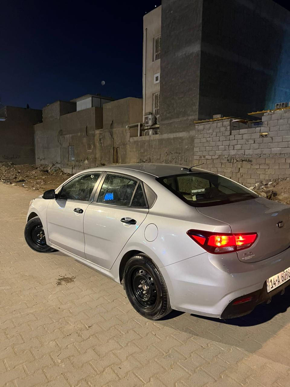 كيا ريو (Kia Rio) موديل 2018.
المواصفات: مواصفات عمية (ستاندرد)، سويتش، تحكم ستيرن، حاكية، شاشة صغيرة، تبريد ثلج وجاهزية تامة.
 الحادث والضرر: وارد أمريكي، الحادث بنيد فقط (مصلح) 
بدون أي دواخل، الإيرباغات كلها سليمة (سيستم شركة).
 المحرك والجير: المحرك والجير بحالة ممتازة، صدر وجاهزية 100%، السيارة ما تحتاج أي مصروف.
 
السعر المطلوب: 105$ (دفتر و5ورقات) وبيه مجال بسيط للشراي الطيب.
الموقع: البصرة - أبو الخصيب.
للتواصل والاستفسار: [***********]
