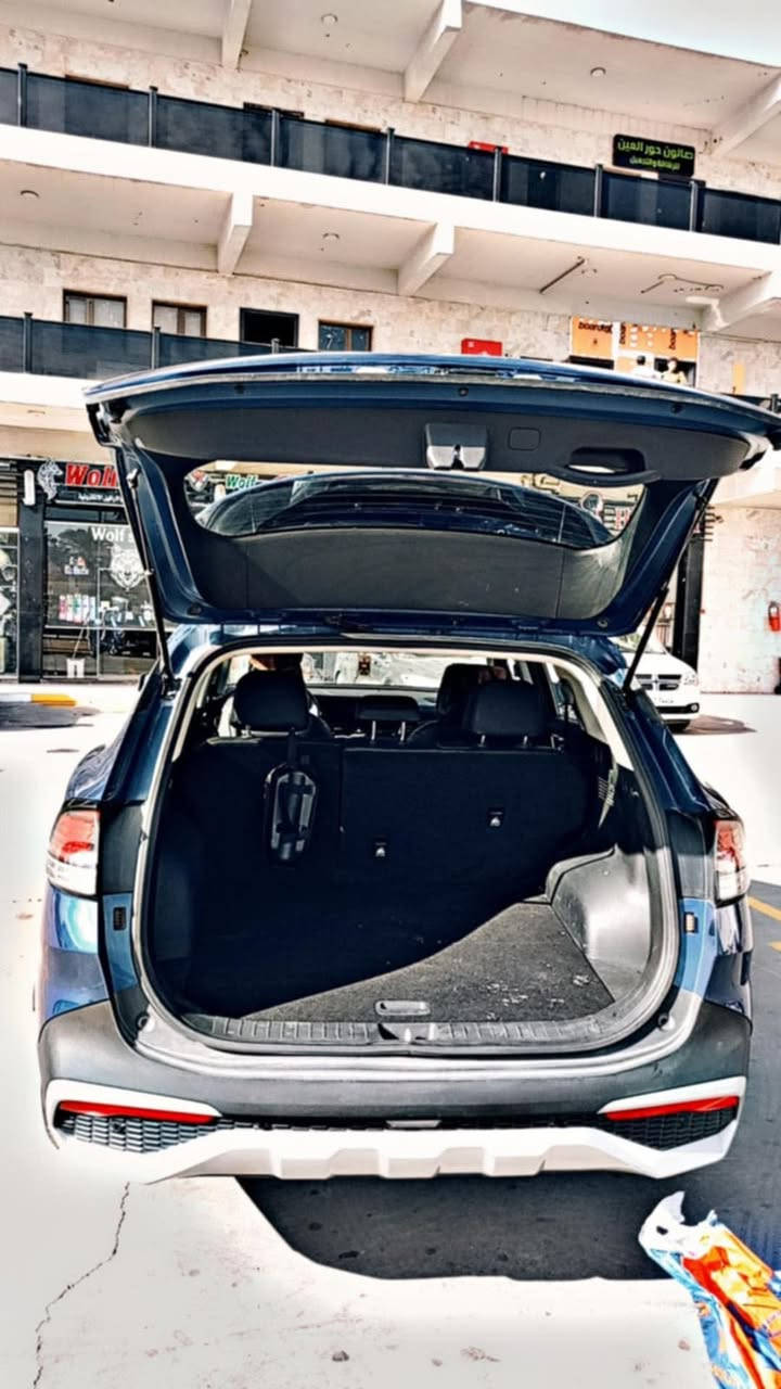 السلام عليكم شلونكم شباب عندي kiA سبورتج 2023 مثل ما موضح بل صور سيارة جاهزة من كلشي واستخدام قليل ماشية 27,000km قابلة للزايدة الحادث مالتها بس مال امريكة الي هو جاملغ وبنيد وايرباك ستيرن وراجعات وكالة نفس ما موضح بل صور السيارة موجودة اب بغداد تحويل ثاني يوم  مراوس  ب جيب كراند شيروكي 2023 والافضل تكون بانزين و خمسة راكب شنو كندك نزل مع الفرق او بيع اب 200 وبيها مجال ***********
