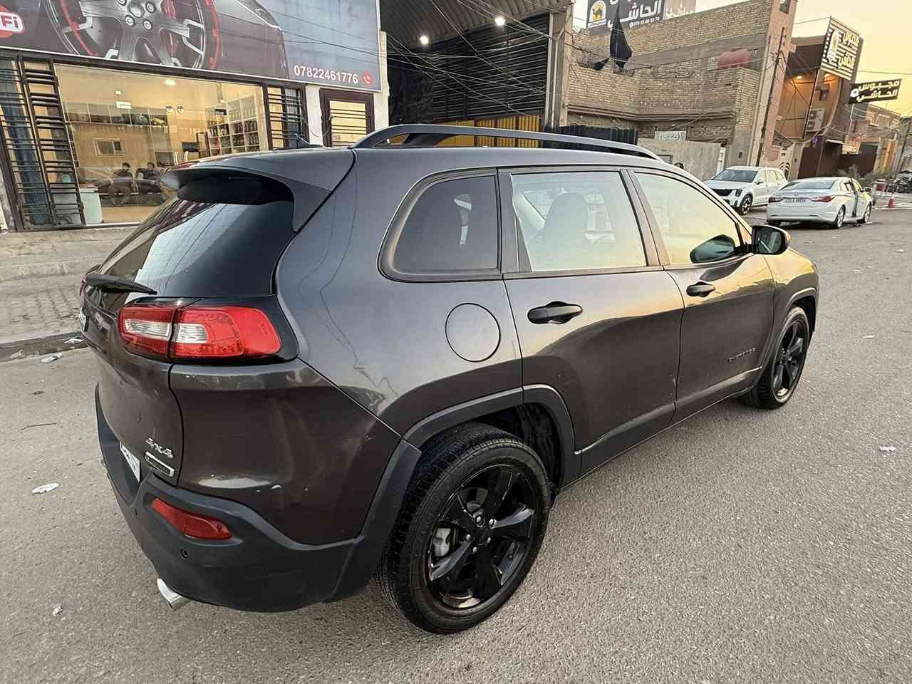 جيب شيروكي بزون 
لون فيلي 
موديل 2017
رقم بغداد مشروع وطني 
كير ومكينة كفالة 
ماشية ١٠٠ الف ميل
ضربة خفيفة جاملغ امامي وخلفي
السعر ١٢٠$ وبيها مجال
مكاني بغداد 
***********
