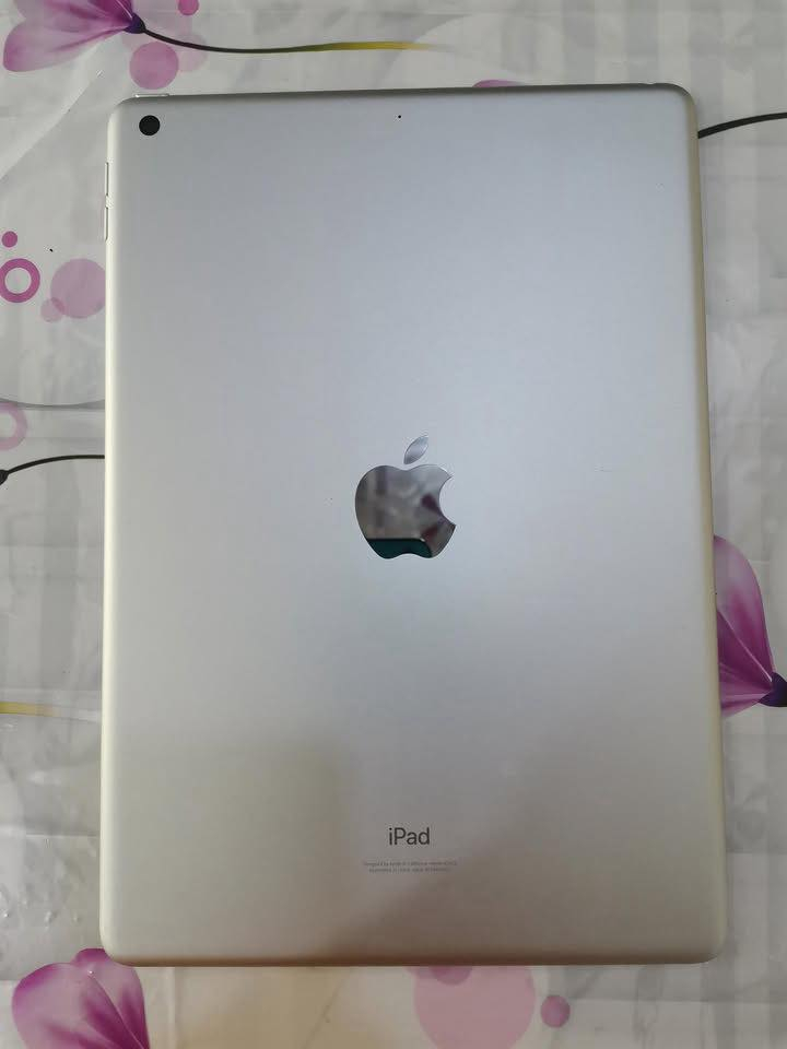 السلام عليكم
ايباد الجيل التاسع ipad 9 ذاكرة 64 
ملحقاته كيبل شحن + گفر 
جهاز نظيف و لايصرف شحن وشخط مابي 
سعره 300 وبي مجال 
مكاني نجف - كوفة 
متواجد ع الفيس واتصال ع الرقم ***********
بي واتساب
