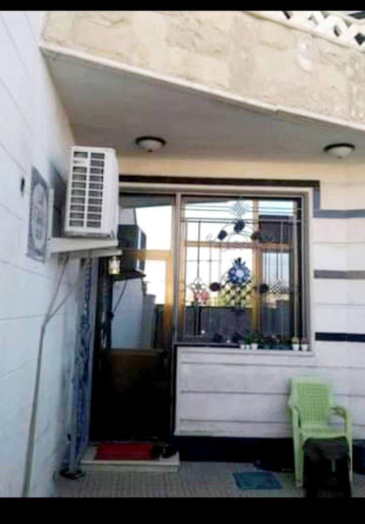 دار في حي الاعلام تقاطع درويش المساحة ٢٠٠م الواجهة ١٠ النزال ٢٠ 
واجهة البيت حجر الارضيه مرمر 
بناء سنة ٢٠١٦ يحتوي ع ٤ غرف نوم ٢ منهن سويت كراج خارجي وحديقه 
طابقين للتواصل مع صاحب البيت *********** ابو احمد السعر 375
