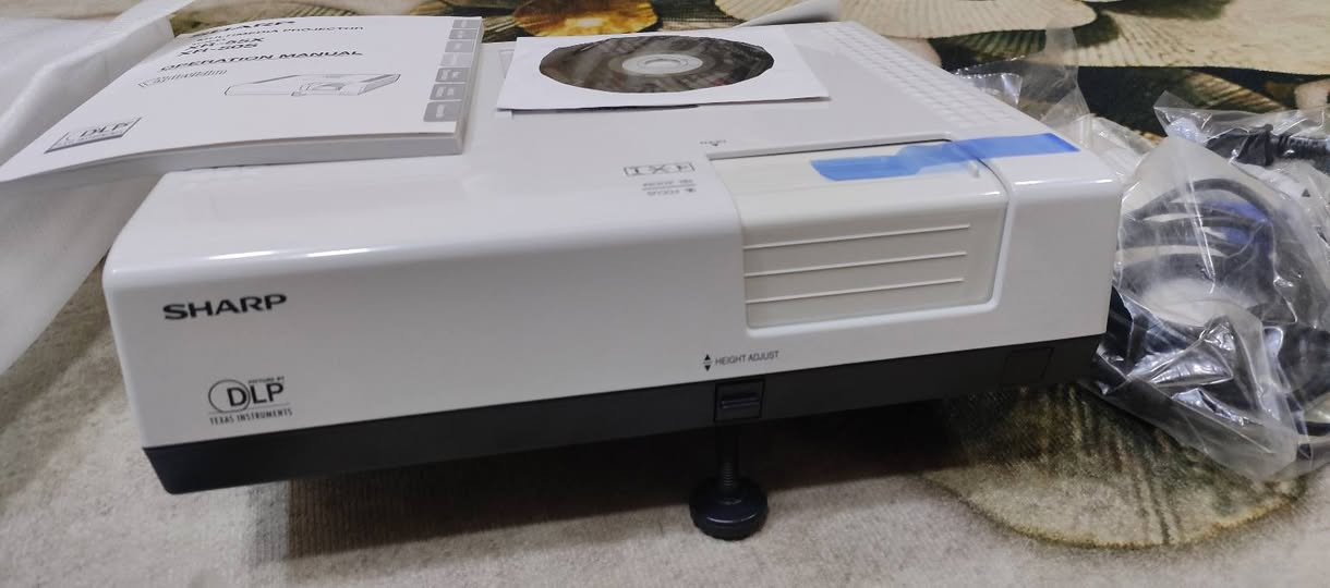 داتا شو للبيع ماركة sharp الاصلية جديدة الله شاهد ما مستخدمة كلشي مسلفن مع غراضها كاملة للتواصل والاستفسار : ***********
