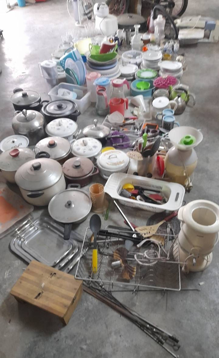 السلام عليكم 
اغراض منزليه مستعمله نضيفه للبيع الاتصال با الرقم*********** بي وتساب وتدللون
