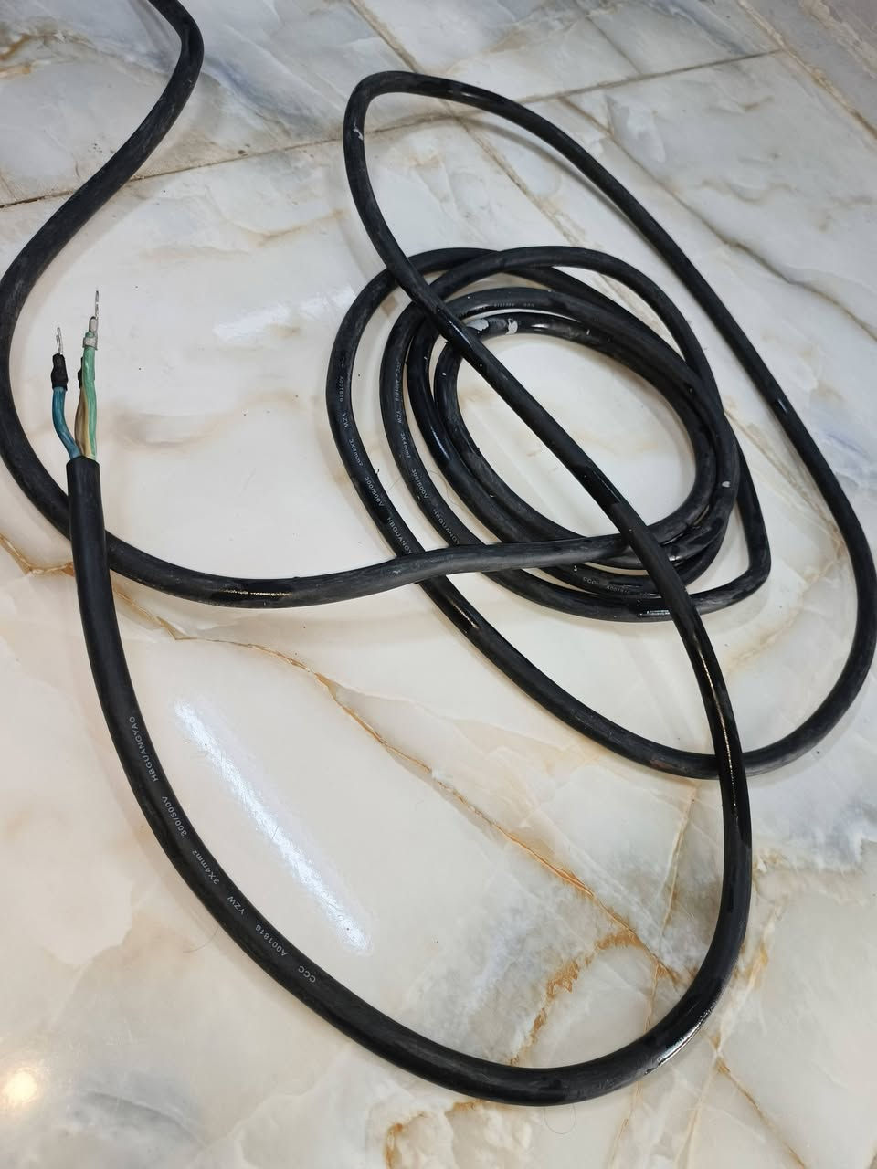 كيبل    داخلي مال بيت دفن  طول خمس امتار   قياس mm. 3×4 سعر المتر 5تالاف مكاني شرك الطارق يم محطة الشمس ***********
