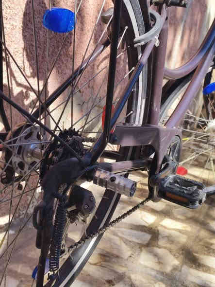 سلام عليكم.. 
بايسگل بناتي حجم 26 نظيف كلش مستعمل قليل كلش مكينه 6 نمره بريكات امامية و خلفية و قفل + جرص + لايت امامي تايرات جديدة مكفول . 
المكان : تقاطع الجريخي مقابيل مقهى بيت ورد
السعر : 90 و بيهم مجال هواي 
للاستفسار وتساب : ***********
