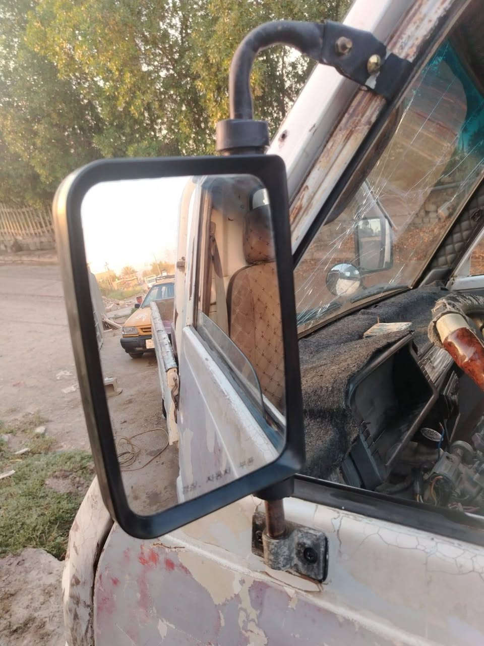 السلام عليكم كيا حمل موديل٩٦ كير محرك شاصي مكفول مسويلها ادامه كامله تخم تاير باتري جديد تاير ١٤ هاوزن فونتيرا كامل بم تفصيخ جديد تخم نوزلات راعيها ماندله اتكفلك سرقه وعشاير تعليقات مارد فقط اتصال أو واتساب سعرها ٢٥ وبيها مجال مكانها بغداد رقم الموبايل ***********..
