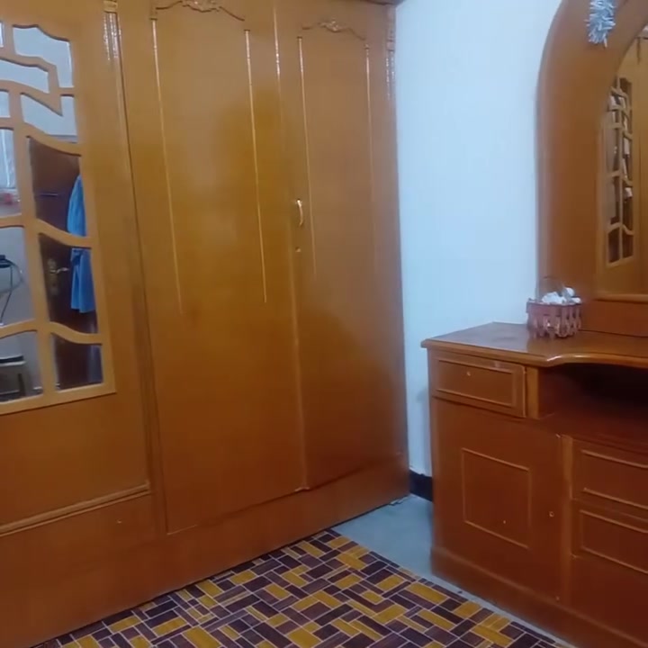 غرفة اخشاب نظيفه  صاج  ستة باب السعر ٥٠٠ وبيه مجال بسيط الاتصال على الرقم ***********
