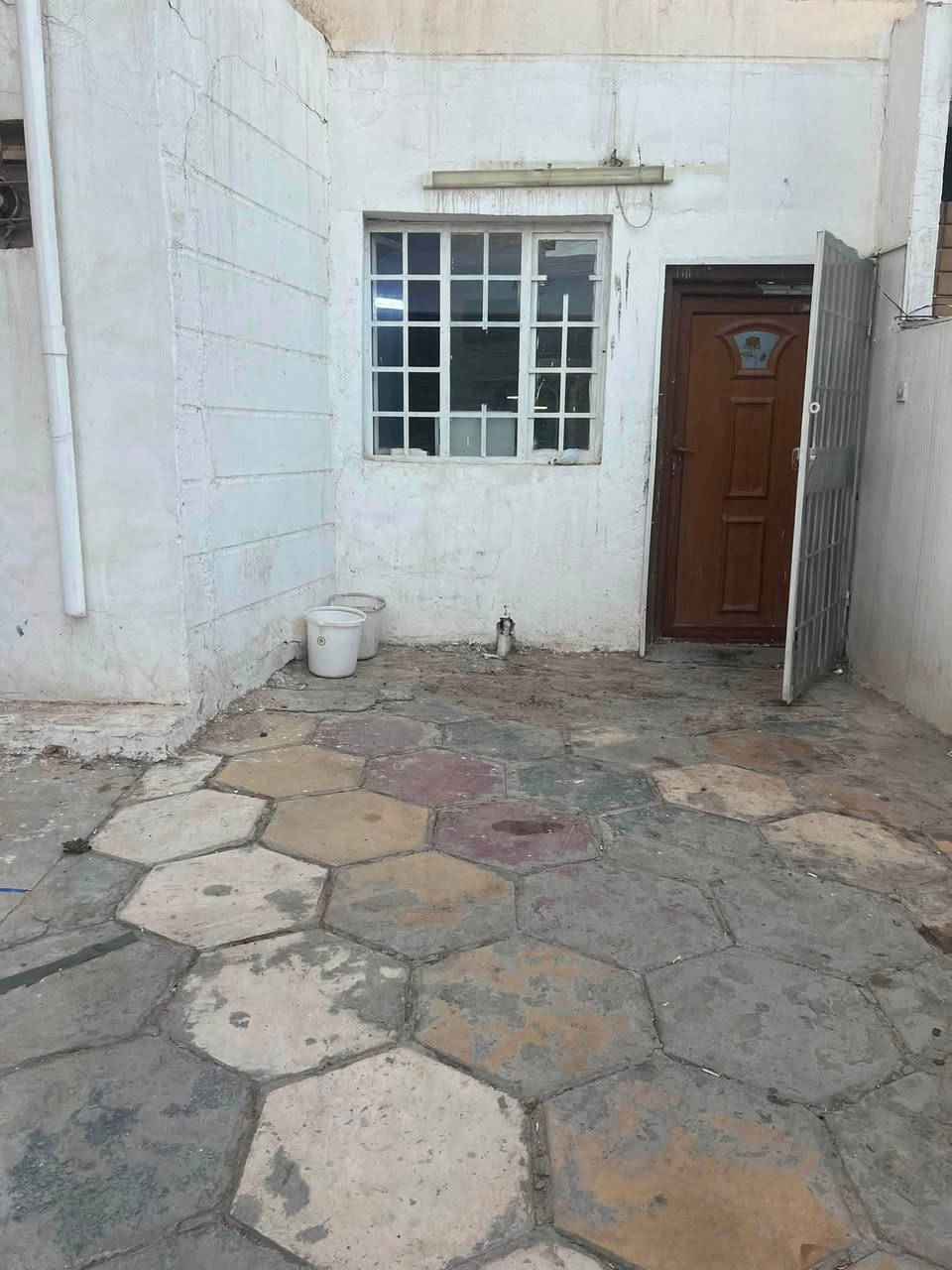 المنصور المهندسين خلف صاج الريف دار للايجار مساحته ١٠٠ متر يحتوى على كراج وصاله ومطبخ وخدمات  وعل ٣ نوم مكتب القمة الذهبي للاستثمار العقاري*********** للا يجار ٨٠٠ الف
