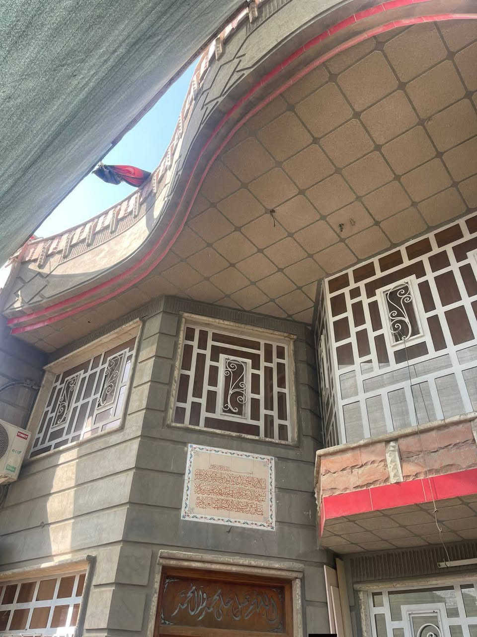 السلام عليكم
بيت للبيع المساحه 150متر الواجهة 7,5 النزال 20 يحتوي على الطابق الاول 
استقبال 10,5*3,5
مطبخ 3,5*4
غرفة نوم 3,5*5
هول داخلي 3,5*4 زائد حولي درج مع الصحيات 
الطابق الثاني 
ثلاث غرف نوم 3,5*5 زائد هول داخلي 7,5*4  زائد صحيات 
للاتصال على الرقم ***********
موقع البيت رئاسة المعلمين  امتداد شارع افران عراقنا  قرب انشائية سيد رسول
السعر 290 وبي مجال قليل
