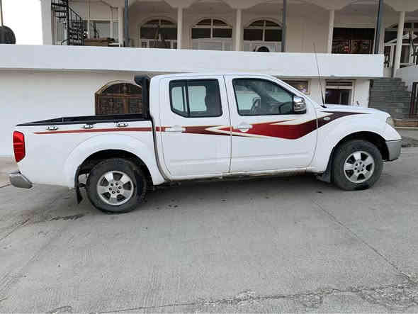 ناڤارا مۆدێل 2009
بەشەرتی گێر و مەکینە . مەکینە کراوەتەوە
بەشەرتی تەحویل و بەناوکردن . سەنەوی بەسەرچووە
شاشە ئایپاد و کامێرای دواوە
لای سەکنی سبوغە لە بەرد خشاوە بی ناوگرتن و بێ کەوتنە سەرلا پێش و پشتی کەپسە 
نرخی ٨٦ وەرەقەو مەعامەلەیەکی کەم
*********** شومان
