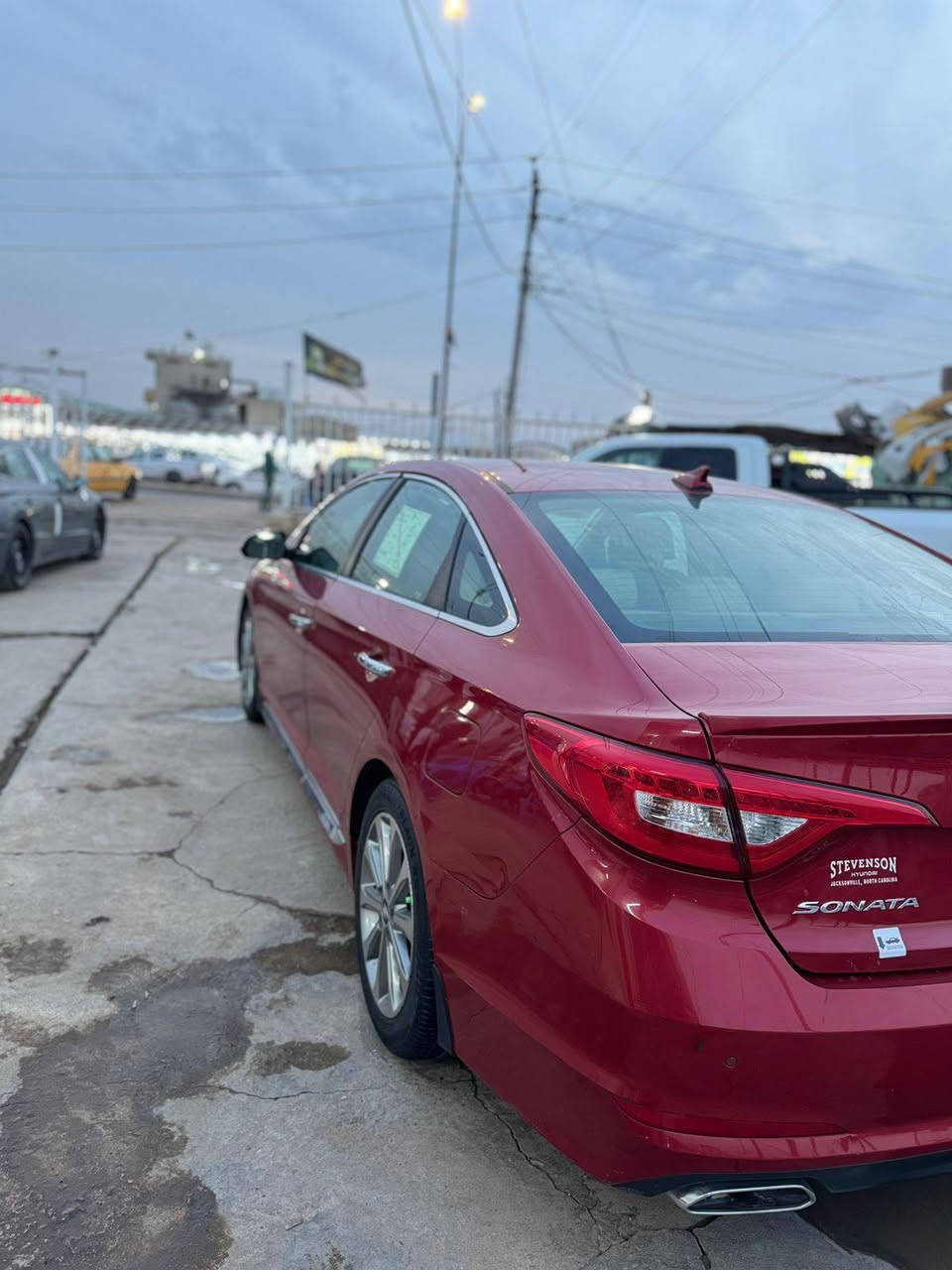 سلام عليكم سوناتا 2017 كفاله عامه
هونداي سوناتا 2017 وارد أمريكي فول مواصفات: واحد ع واحد

فتحه سقف 

تحكم استيرن 

- *المحرك*: 2.4 لتر، 4 أسطوانات، 185 حصان GDI 

- *ناقل الحركة*: أوتوماتيكي 6 سرعات

- *المواصفات الداخلية*:

- مقاعد جلدية

- نظام صوتي infiniti

- شاشة لمس 8 إنش

- نظام ملاحة

- كاميرا خلفية

- نظام فرامل ABS

- وسائد هوائية

- تدفئة وتبريد المقاعد

- نظام تحكم في السرعة

- نظام دخول ذكي

- نظام تشغيل عن بعد

- *المواصفات الخارجية*:

- جنوط ألومنيوم 18 إنش

- إضاءة LED

- مرايا جانبية كهربائية

- نظام ركن السيارة

- مكاني ميسان مركز 

السعر 120 

*********** متوفر واتس
