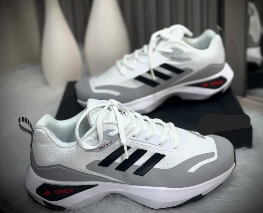 للبيع جديد
سوبر ماستر كوالتي
اصدار حديث وزن خفيف جدأ
جودة عالية اصلية مع ضمان سنة كاملة
الحذاء يحتوي على غشاء GORE-TEX مقاوم للماء وقابل للتنفس ويمنع دخول الماء 
قطع جديده  والله ماملبوسه
سبب البيع  كبار عليه اني اللبس  40  ولقطع
الاسود 42 الابيض 43 
سعر الواحد 40
والله سعرهن 55 واني ماخذهن 55 وخسرت بكل قطعه 15 
عنواني بغداد زعفرانية ماعندي توصيل ***********
