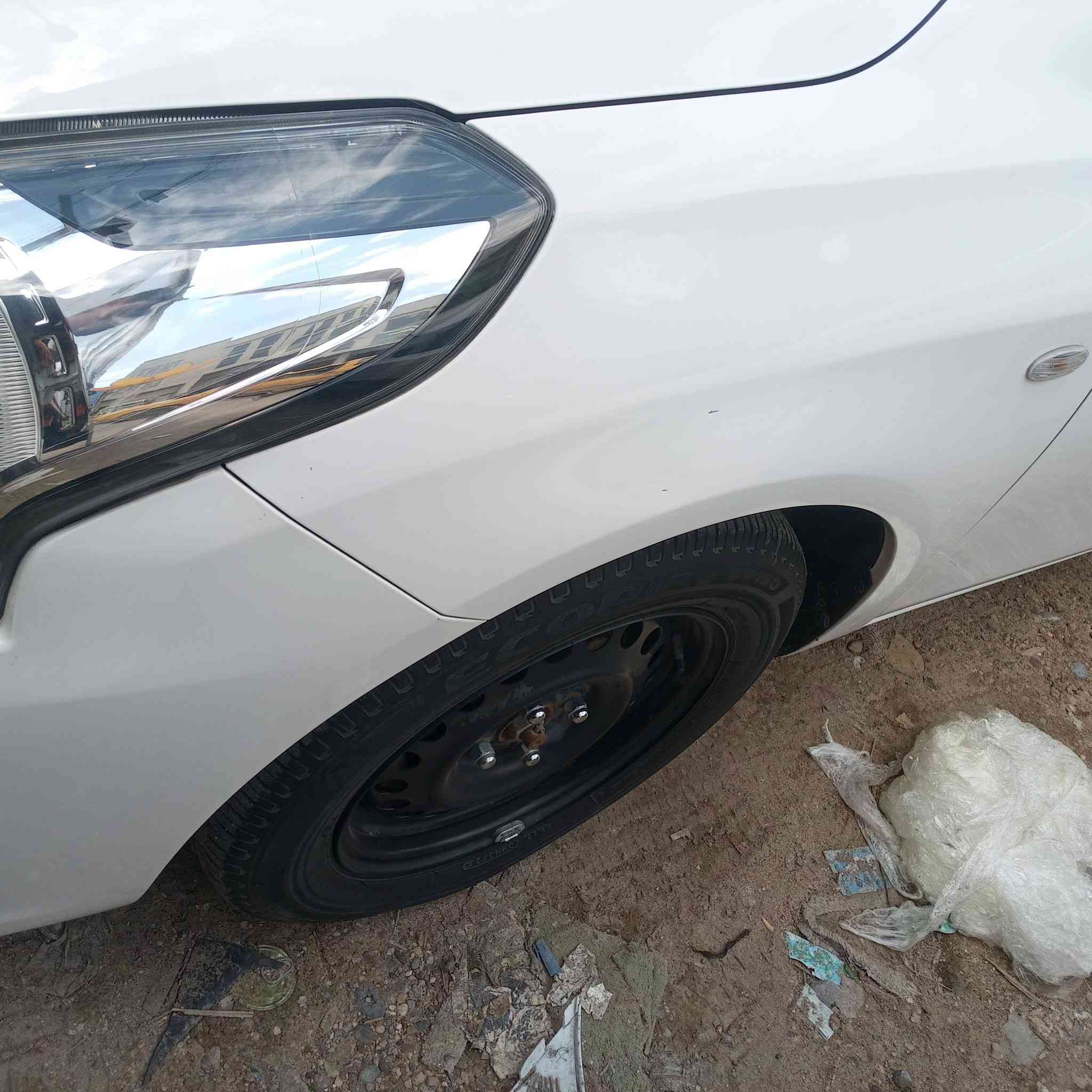 نيسان صني هندي موديل 24 ماشيه 16 الف تقريباً
قطعتين تبريد 
جامتين كهرباء 

السياره مكفوله كفاله عامه عده الخدوش وكم شخط بسيط جدا السياره مكفوله كفاله عامه وعلى وضعها 

رقمها بغداد تحويل ثاني يوم 
سعرها 123 ورقه بيها مجال بسيط 
مكانها بغداد جميله ***********
