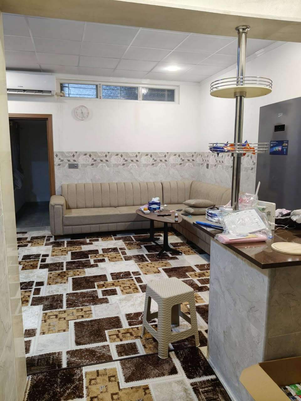 بيت للإيجار ٢٠٠ متر  صفر مع كراج يسع لسيارتين في حي البريد حمام مع تواليت عدد اثنين ٣ غرف نوم وصالة ومطبخ نضام أمريكي جديد ، للاستفسار على الخاص او اتصال برقم ***********
