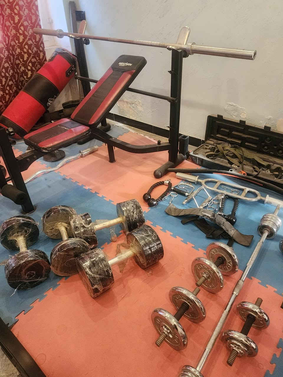 سلام عليكم قاعة رياضية مال بيت نظيفة واستعمال قليل للبيع للاستفسار مراسلتي على الواتس *********** المكان بغداد المنصور @

