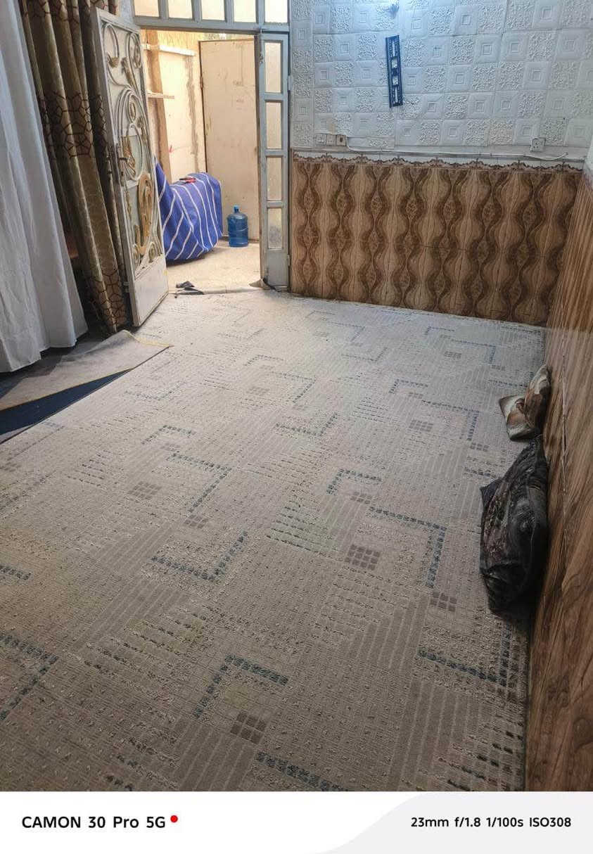 سلام عليكم بيت للبيع المساحة 100 متر واجها 5 نزال 20 
يحتوي على غرفه وصاله وحمام ومطبخ وستقبال وصحيات خارجيه طابق ثاني غرفتين وصاله وصحيات 
العنوان النجف حي النصر قرب شارع بانزين خانة البيت على ساحة شارع 15 
للاستفسار الاتصال *********** النجف, العراق
