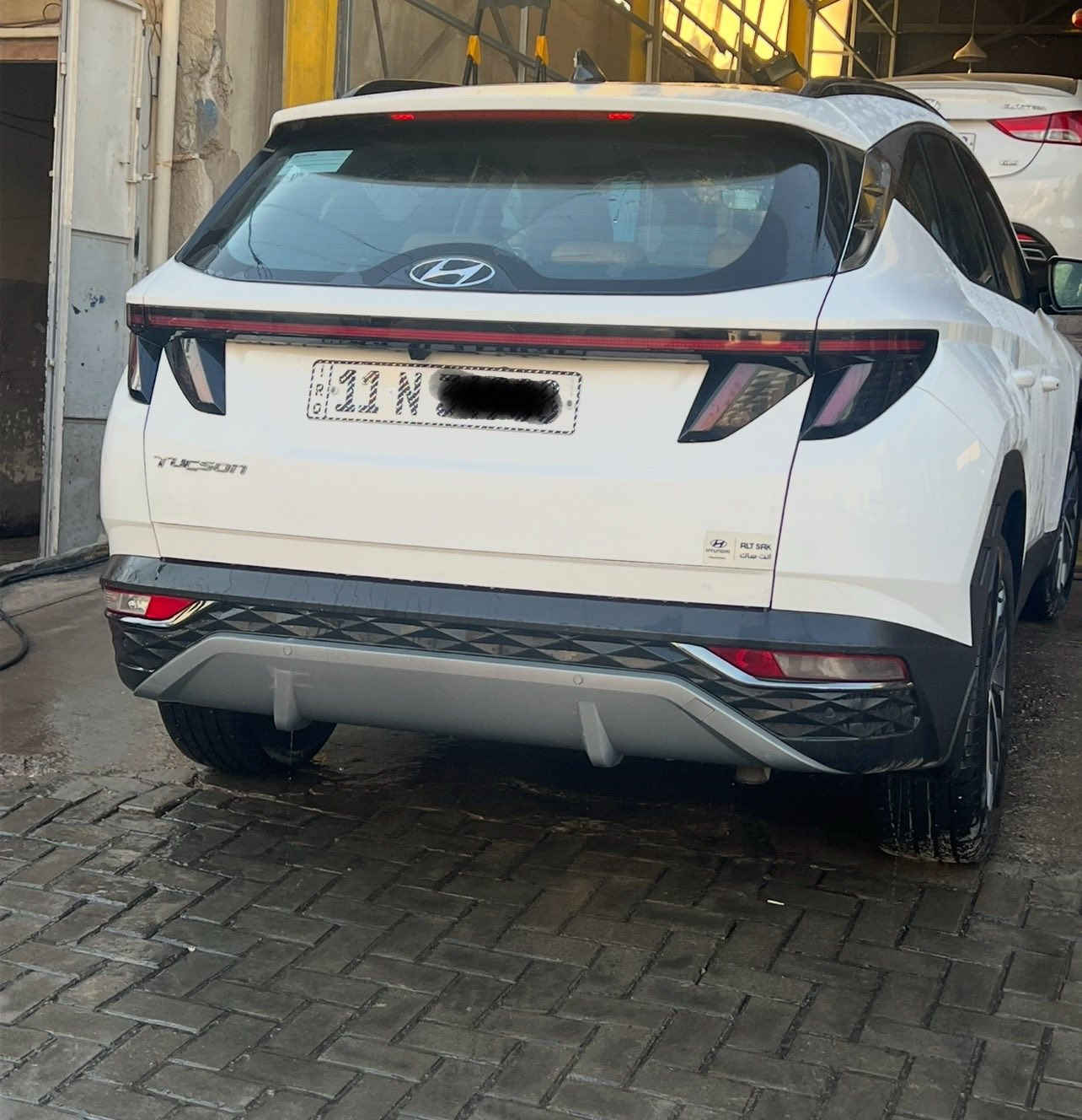 توسان 24 خليجي استلام شركة الاولى وبعدها بضمان الشركة فول الفول وبانوراما ماشية 44 الف رقم بغداد الانكليزي سنوية لغاية 2029 وهزة جديده بيها تبديل باب السايق اثر حادث ستوته وصبغ ربع باب الخلف السايق وشبر من الصندوق بدون ايرباك وكل شي مذكور بالسونار السيارة جديدة بمعنى الكلمة السعر 215 وبيها مجال بسيط حك الجيه فقط *********** واتس اب فقط 
بغداد الدوره شارع المصافي
