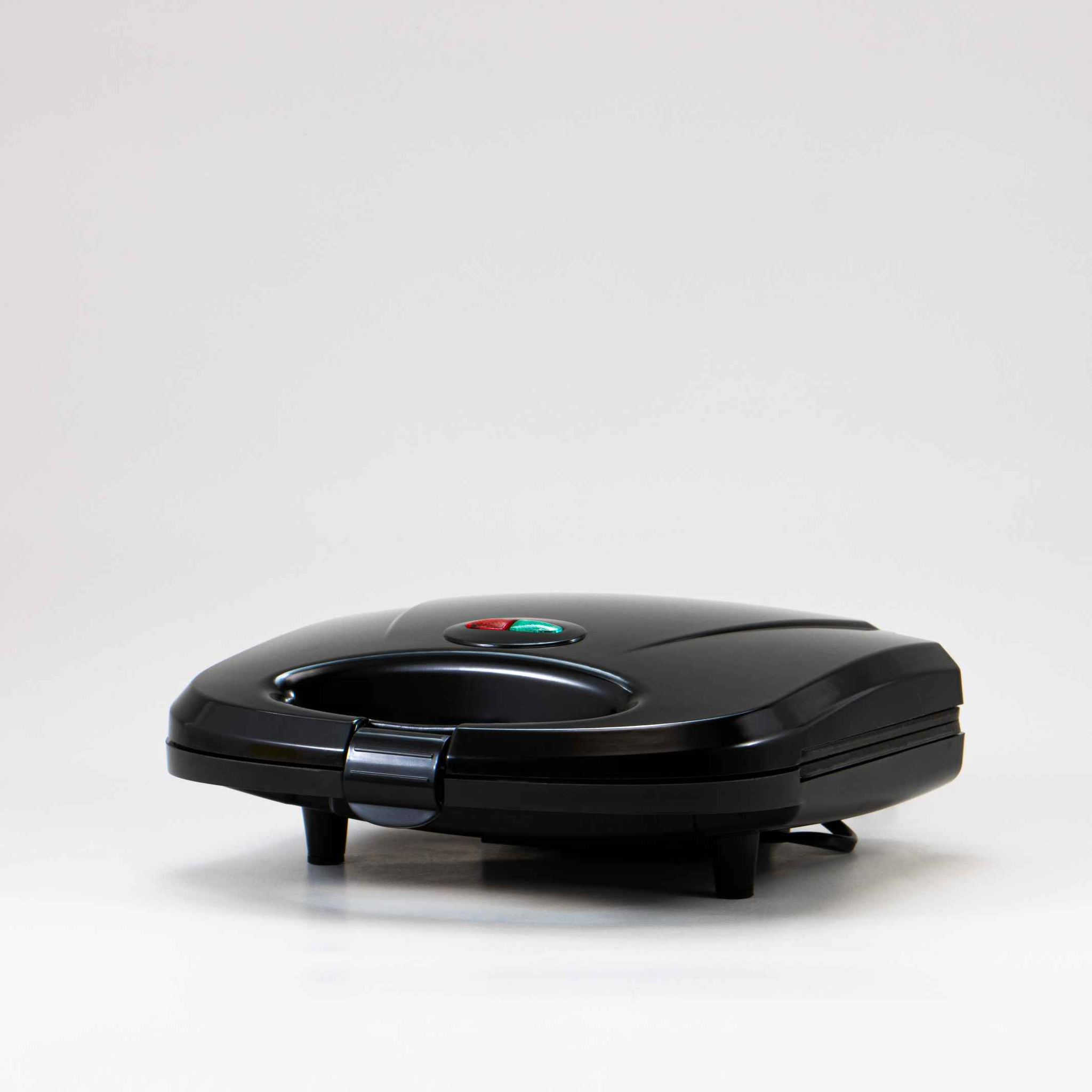 يحتوي الجهاز على لوحين معدنيين مفصليين يتم تسخينهما وضغطهما معًا لطهي العجين بالتساوي من كلا الجانبين.

 طلاء غير لاصق . 
يمكن استخدام بعض الأجهزة متعددة الأغراض لصنع الساندويتشات، والبانيني، والوافل.

يعمل الجهاز عن طريق تسخين الألواح، ثم سكب العجين، وإغلاق الغطاء لطهي الوافل. بغداد, العراق


**إذا كنت صاحب هذا الإعلان وتريد حذفه لأي سبب، رجاءا أرسل رسالة إلى الدعم الفني**