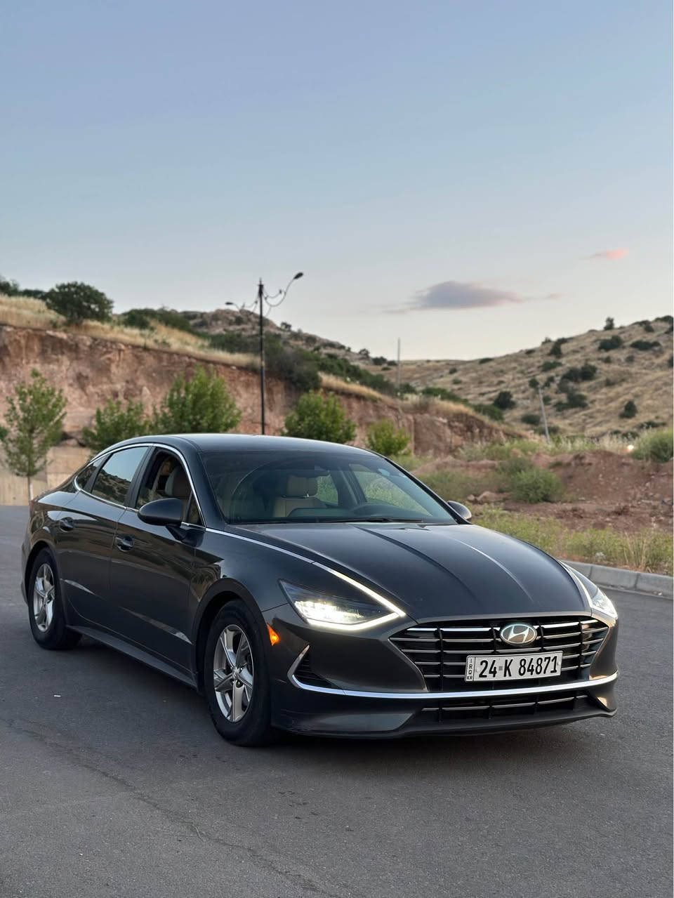 Hyundai Sonata 2021
هيونداي سوناتا ٢٠٢١
مواصفات SE

مكينة ٤سلندر حجم ٢.٥لتر تنفس طبيعي
السيارة حتي الدعامية بدون صبغ بيها ربع جاملغ خلفي وقبغ جنطة بلادي بدون ايرباك بدون دواخل 
السيارة كلش حلوة و نظيفة

السيارة رقم دهوك الدولي سنوية جديدة و باسمي و اكيد شرط التحويل 
مكفولة من كير و محرك و كهربائيات
مكان السيارة دهوك 
***********
*********** دهوك, العراق
