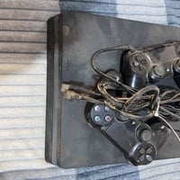 بلاي ستيشن 4 سليم • ٢ يدات • يو بي اس