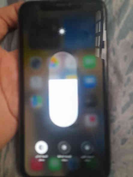 سلام عليكم ايفون11عادي بلاديه بطاريه 81 شاشه مابدله فقط سمكارت عاطل او بصمه وجه للبيع 200وبي مجال بغداد بلديات ***********
