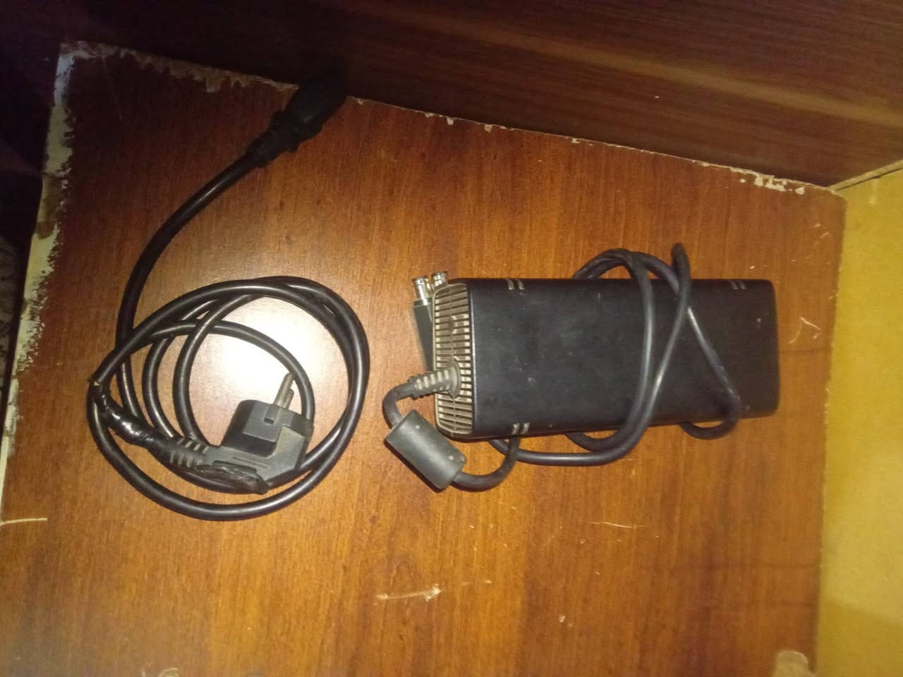السلام عليكم XBOX 360 للبيع النضافه 70\100 الجهاز بي 63 لعبه بي نقص واير HD السعر 80 و بي مجال للستفسار ***********
