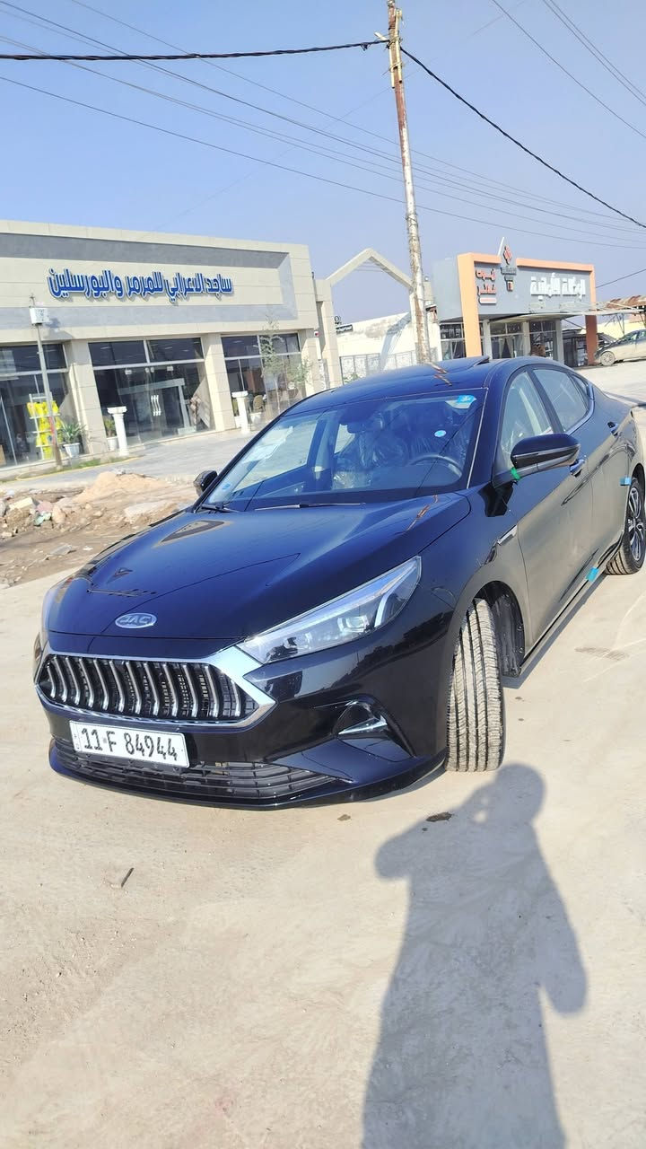 يا الله
بسم الله الرحمن الرحيم
اللهم صل على محمد وآل محمد
سيارة للبيع رقم بغداد باسمي تحويل مباشر تسجيل جديد 
نوع السيارة /جاك j7 موديل 2025 
محرك 1.5تيربو
كير اوتو ماتيك
فول مواصفات واحد على واحد
شاشة، كاميرا خلفيه +أمامية، حساسات
كشنات جلد فتحة سقف ٣ تجوات كلها على وضع الشركة
ماشية ١٢ الف كيلو متر يعني تعتبر زيرو بعدها بضمان الشركة بيها فقط بارد بقبق الجنطه بسيط جدا ورسعات صغيره السياره كلها على وضع الشركة
الياخذهها كلشي ميخسر عليها غير البانزين حتى تبديل دهن مجاني الشركة صيانه مجانيه لحد ٢٠٠ الف كيلو متر هاي السياره للي يريد سياره مريحه في اي بي
سرعة نعومة طبعا بيها كلش هواي مواصفات ما ذكرته..
طبعا السعر مفاجئة 130$وبيها مجال قليل
بينما من الشركة سعرها 148$
 لو بعد سنوات هم سعرها يبقى نفسه لان السعر فرق هواي عن سعر الشركة للأستفسار ***********
