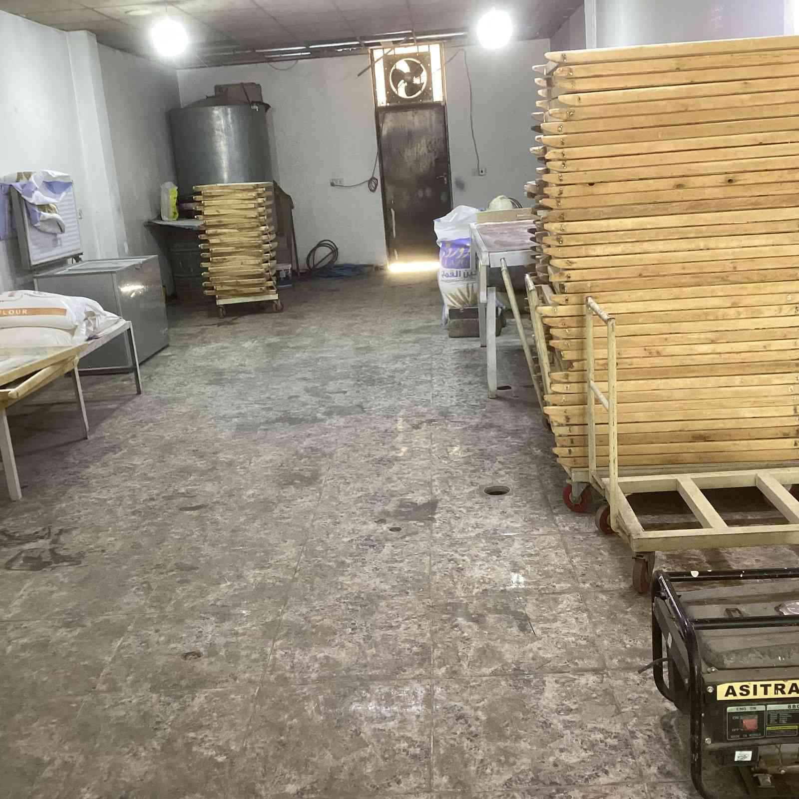 فرن صمون حجري للبيع يشتغل ١٤٠ الى ١٥٠ يشتغل على الغاز  يحتوي على ٩٠ طاولي مربع وعجانه سعة ٥٠ كيلو  ايجاره المكان ٢٥٠ الف مع الماء والكهرباء يقع على سايدن تجاري شارع ريسي المواد الموجوده حسب ما ضاهرات في الصوره المحل كبير ٥ في ٢٠ يمكن ان يستغل بمشروع اخر كصمون كهرباءي ومعجنات كمعمل يقع في ال٥٥ حي الزوراء الشارع العام مدخل الشارع الاتصال ***********
