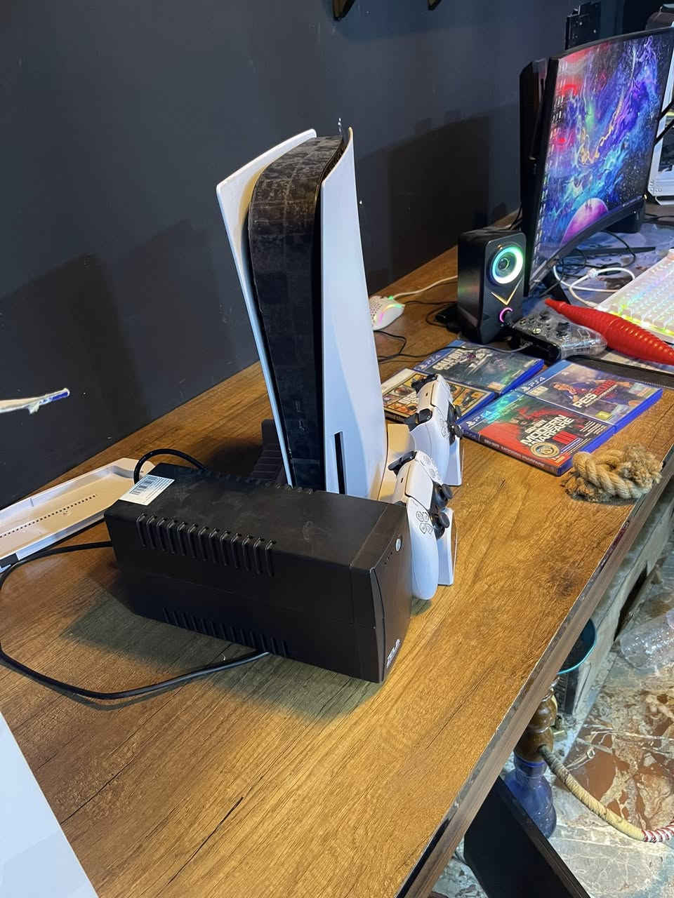 سلام عليكم بلي 5كامل ملحقاته الجهاز ممستخدم 15يوم طك باكيت ويا حساب بي فيفا 24.  السعر 725 الف وبي مجال قليلل مكان الرمادي  الرقم*********** واكو توصيل
