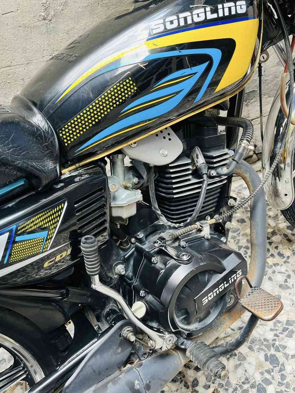 السلام عليكم 
دراجه ايراني النوع (سيفان)
5كير دراجه موديل 2026
محرك 200
الدراجه مكفوله ونضيفه كلش دراجه خير من الله 
وصار الهة كم شهر من نازله من الرمبه 
السعر والتفاصيل 
*********** واتساب
