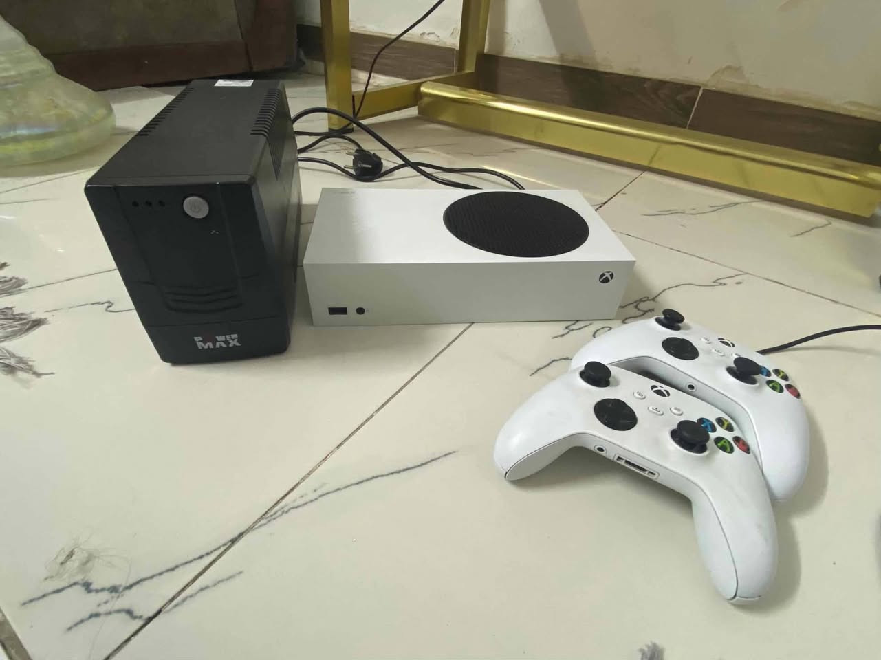 جهاز إكس بوكس سيريس اس 512 G
و UPS و السعر 370
*********** رقم التواصل
