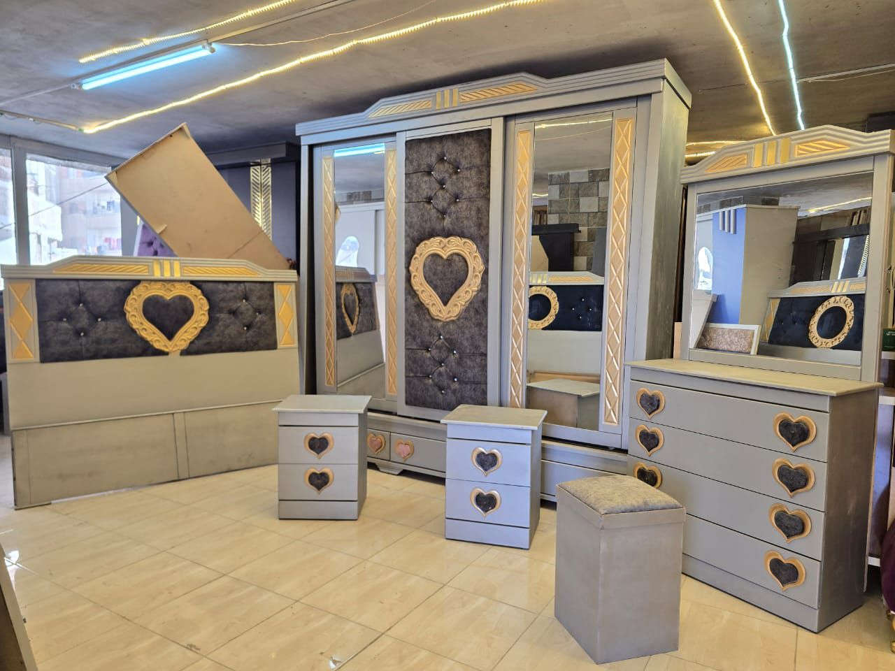 ⬇️غرفة نوم كاملة مع فرشة هدددية🎁🎁للتواصل واتس #اتصال0996910640
🔥#فقط 
👈👈#وجيبا أأأذااا فيك_تجيبا👌👌
👈بس بدك تقلدنا #قلدنا صح
❤️الغرفة مؤلفة من 
✅ خزانة  صف دروج خشب كبس #عالشوح اجرين زان عرض240 غماقة خارجية60 سم_ وغماقة داخليه55سم
✅تخت مجوز#صندوق160×200
✅ كمدينة عدد2
✅ بيرو 4دروج +كرسي
🚚 يوجد توصيل لباب البيت


**إذا كنت صاحب هذا الإعلان وتريد حذفه لأي سبب، رجاءا أرسل رسالة إلى الدعم الفني**