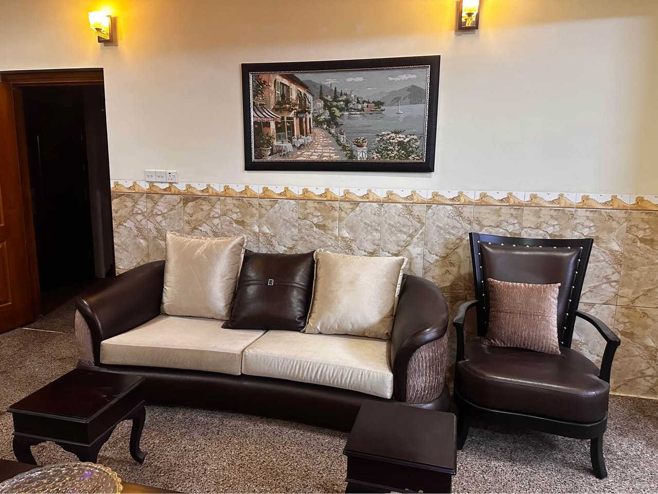 قەنەفە بۆ فرۆشتن 
زۆر تازەیە و کەم بەکارهاتووە
تەپڵەکەکانیشی لەگەڵە
سعرەکەشی٢٠٠٠$ و معامەلە
بۆ زانیاری زیاتر *********** السليمانية, العراق
