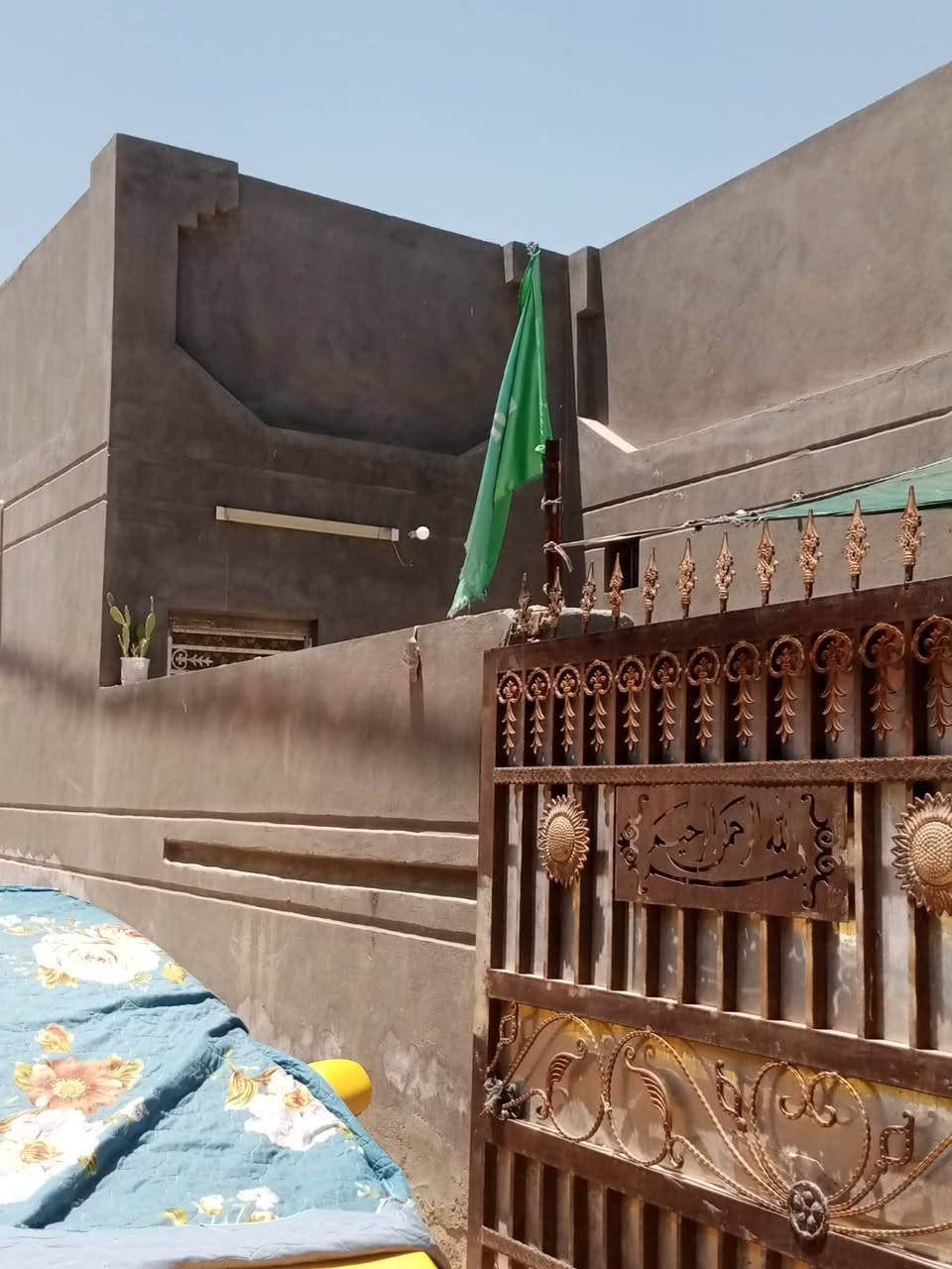 بيت  بناء حديث عله طريق السنيه مساحة 200 متر يبعد عن الشارع العام 100 متر يتكون من 2 غرف وستقبال ومطبخ وصاله وحمام ومجموعه الصحيات خارجيه للاستفسار ***********
