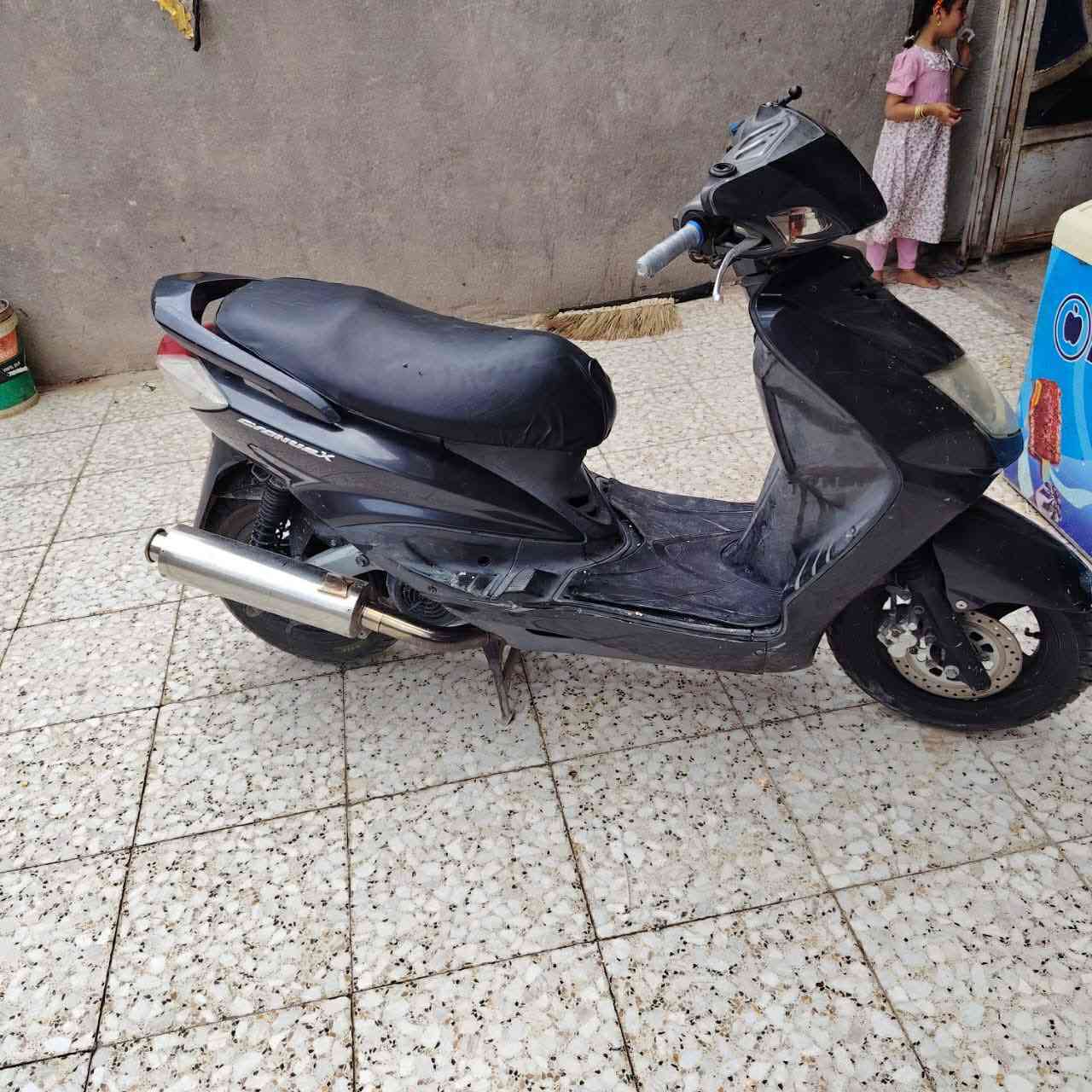 السلام عليكم ورحمة الله وبركاته
دراجه سكنس نثيه للبيع 
دراجه حاويه 
شرط برغي ما مفتوح بيه 
دراجه شلعه ومشي تخبل 
دراجه برغي واحد ما ناقصه 
كهربائيات مالته كله شغاله من الطول إلى الطول 
الوصل مالته مال الحاويه موجود 
أخذته ب 1400 
سعر 950 وبيه مجال بصيط 
العنوان ناصريه مركز 
لاستفسار التصال على الرقم التالي ***********
