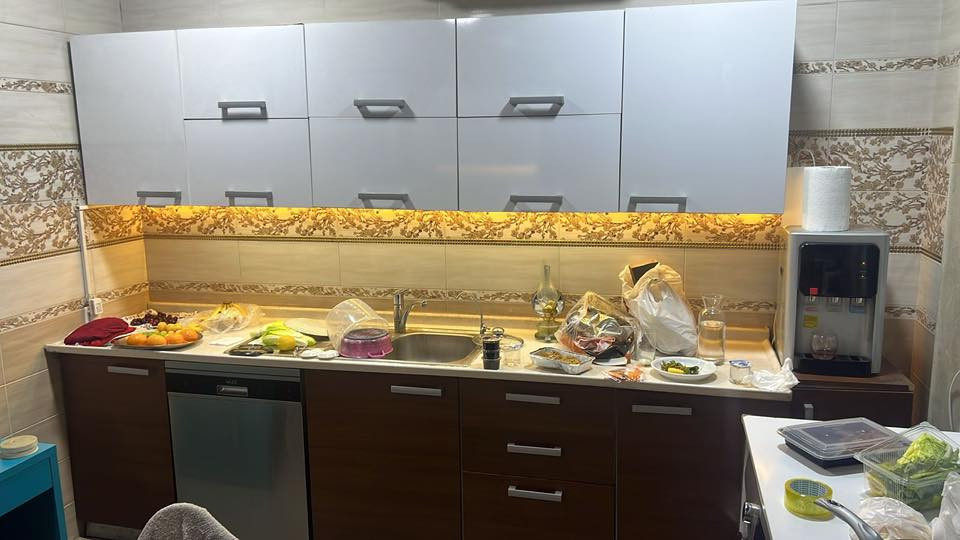 كاونتر خشب للبيع مع طباخ وفرن كامل وجه مرمر 800 الف ***********
