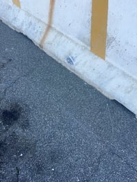 هذا حاجز خرساني مثالي للاستخدام في تنظيم المرور أو حماية مناطق معينة. ...