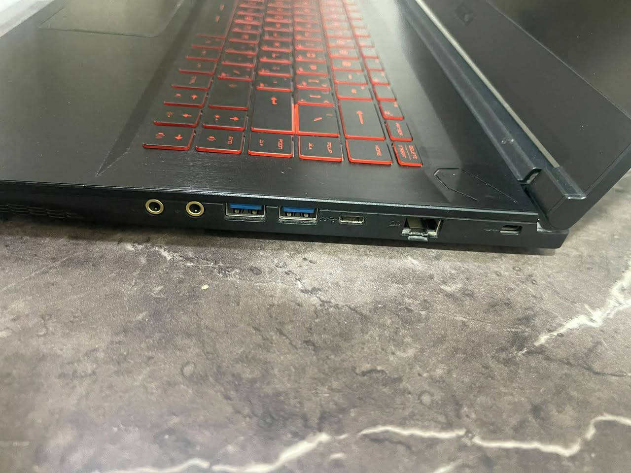 السلام عليكم.. 
للبيع لابتوب قيمنق (MSI Gaming) مستعمل، الجهاز نظيف كلش وبحالة ممتازة وجاهز للاستخدام والألعاب والدراسة.
المواصفات الكاملة للجهاز:
 المعالج: Intel Core i5 (الجيل الحادي عشر)
 كرت الشاشة: NVIDIA GeForce RTX 3050 بمساحة 4G
 الذاكرة العشوائية (الرام): 16GB DDR4 (سلاسة تامة بالالعاب والبرامج)
 الهارد (مساحة التخزين): 512GB NVMe M.2 SSD (سريع جداً بالإقلاع والتحميل)
 الشاشة: بتردد 144Hz (مثالية جداً لألعاب الشوتر والحركة السريعة)
حالة الجهاز: نظيف جداً وشغال 100% بدون أي مشاكل أو عيوب، والفحص مباشر عند الشراء.
السعر: 850,000 دينار عراقي (وبي مجال بسيط للشراي)
للاستفسار: ***********
