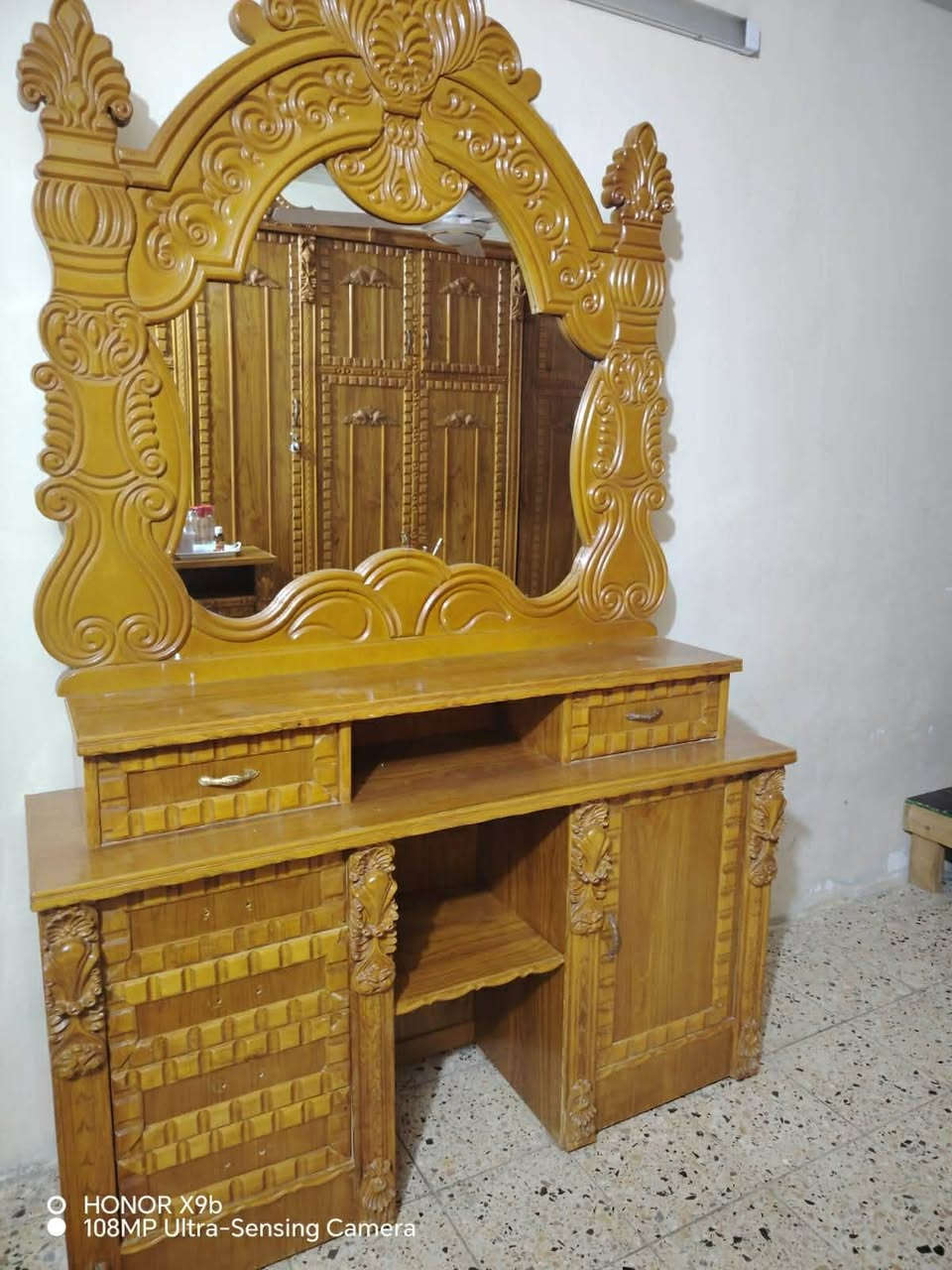 السلام عليكم غرفة5قطع نضيفة السعر900وبيهة مجال رقم الهاتف ***********
