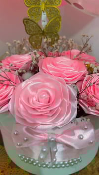 انا بشتغل تنسيقات هدايا بورد الساتان وبوكيه ورد  لجميع المناسبات  وباح...