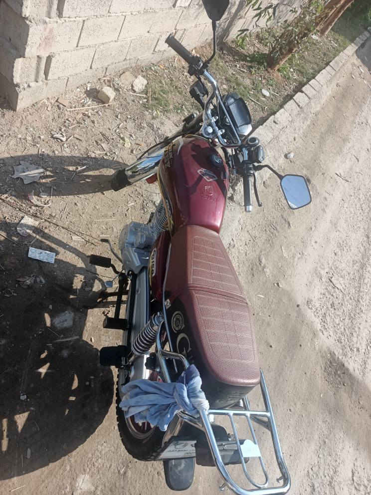 دراجه لبيع سيفان خمسه كير موديل 24 ما نقصه اي شي دراجه كامله مكمله ونضيفه تنكر سلف وتطلع السعر 700 وبيه مجال والشراي يتصل ويدلل ‏‪***********‬‏
