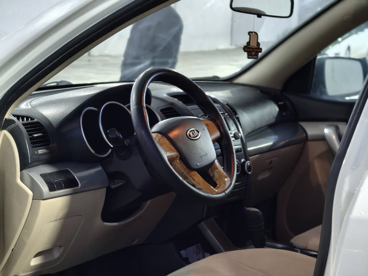 سورنتو2011 ، ۷راكب وارد خليجي  ،محرك ٤سلندر دوش ، بس بونيد صبغ  رش، باقي مكفولة من صبغ و تعديل وشخط ،رقم و سنوية كلها جديد تحويل وكالة شرط ،
 سعر 137ورقە. عنوان اربيل خليفان ، ر.م***********
