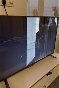 LG • شاشة مكسورة • ٥٠ بوصة