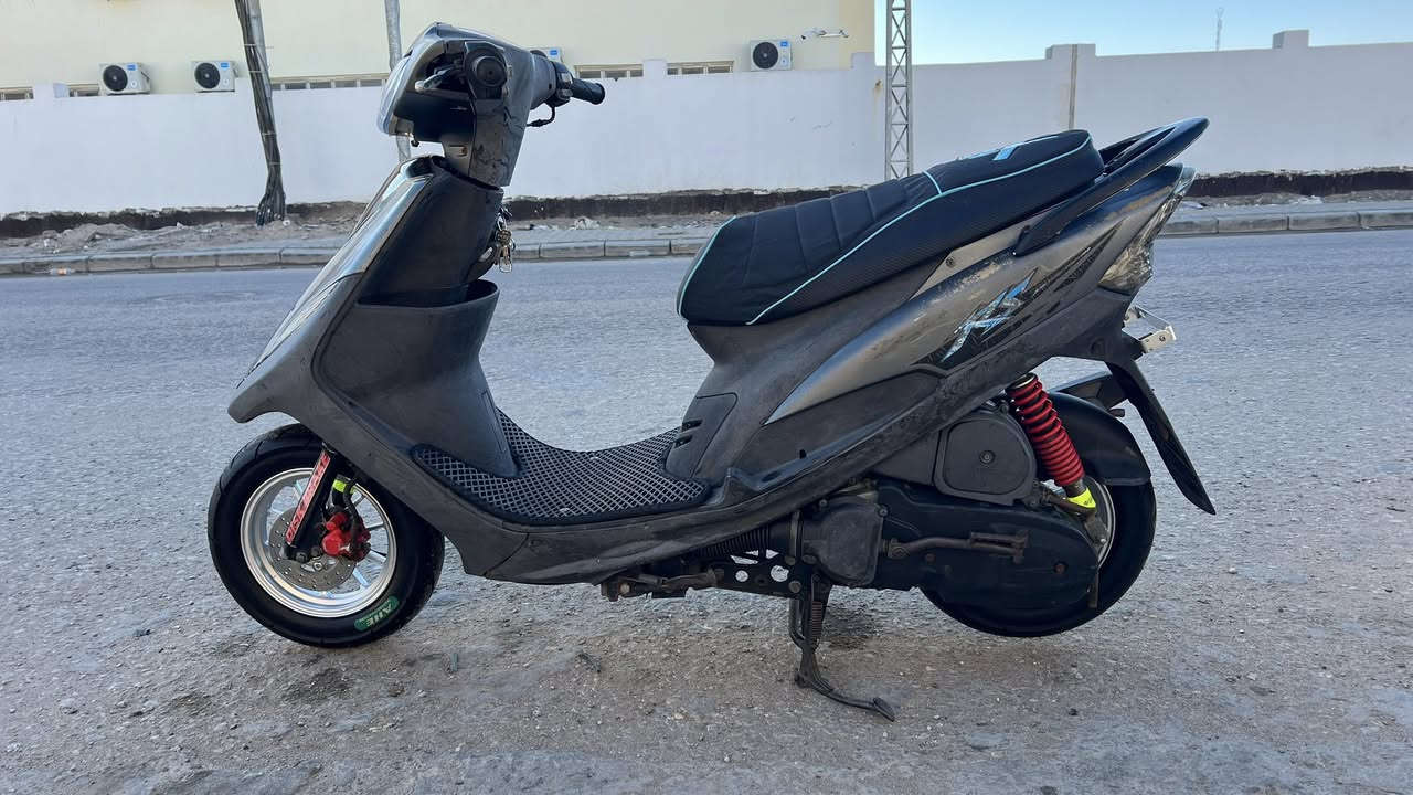 ماكس عدله  مديل 2006صارله شهر من طالعه من حاويه دراجه ملاح  ابيعلك ويل بلادي هذا مو وياهه فاتحه من دراجه 
بمليون بيه مجال قليل *********** مكاني النجف
