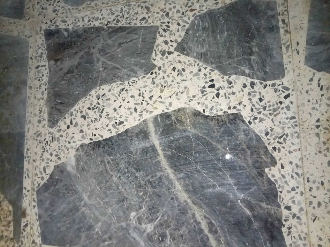 السلام عليكم عندي 400كاشي للبيع40×40 العنوان موصل جانب ايسر رقم وتساب ***********
