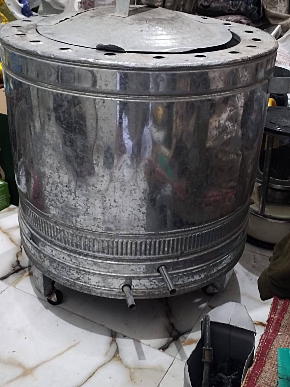 السلام عليكم 
تنور للبيع مستخدم قليل السعر, 45 بي مجال العنوان كوت زين القوس
رقم الهاتف ***********
