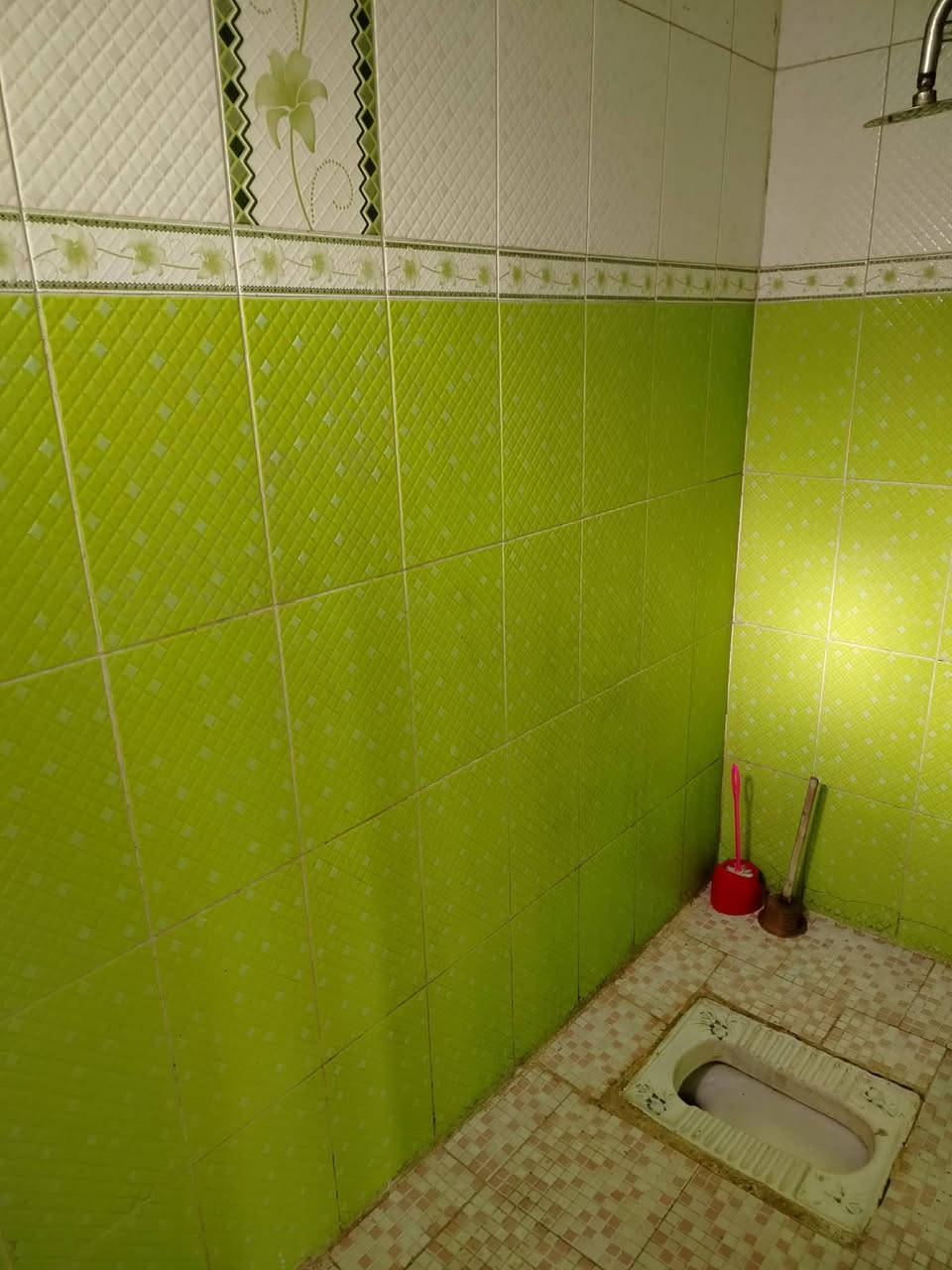 بيت ٥٠ متر طابق واحد للايجار كامل بس تجي وتكعد نظيف بي غرفة مطبخ صاله وبي كيزر ماطور مغاسل خدمات من كلشي متوفر مدارس عبر الشارع للاستفسار ***********
