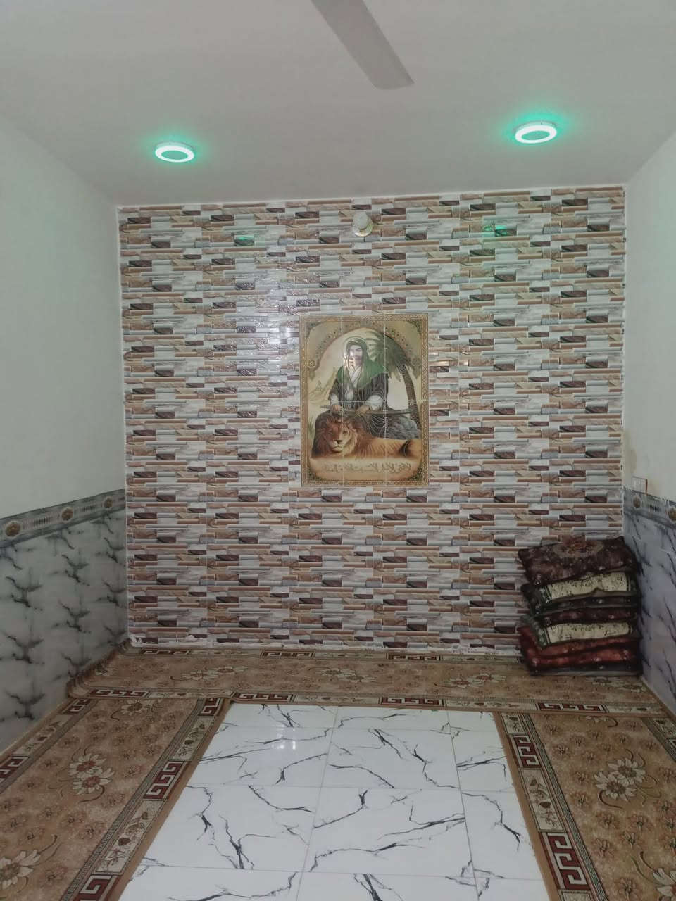 سلام عليكم الدار البيع مساحه 200 متر طابو زراعي سند 25 دوانيه طريق السنيه يبعد عن الشارع 100 متر يحتوي 2 غرفه صاله ستقبال مطبخ صحيات دخليات وخارجيات خدمات كامله بنيان طابوك بيت حديث *********** عمود 652
