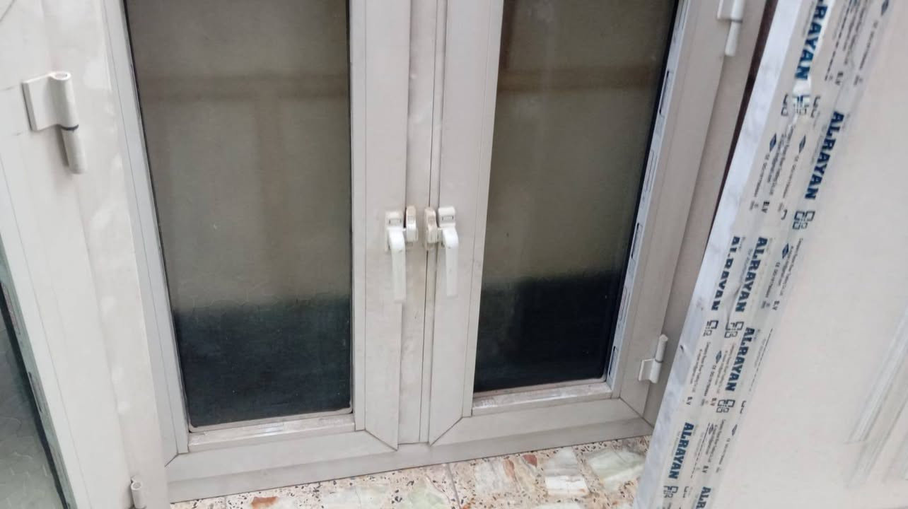 السلام عليكم باب و شبابيك للبيع تفصال استندر السعر 150 الف وبي مجال الرقم ***********
