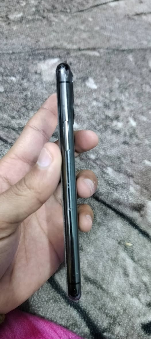 ايفون 11 برو فقط
ذاكرة 64 بطارية 🔋 79

مبدل شاشة فقط 3 خيارات فيس ايدي واگف نظيف 
السعر 200
بغداد حي اور ***********
